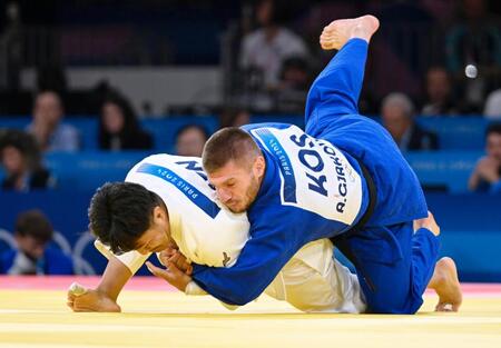 　男子７３キロ級３位決定戦でコソボ選手（右）から技ありを奪う橋本壮市（共同）