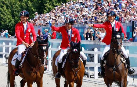 「表彰式がかわいすぎる！」馬もメダルの総合馬術にネットもキュン　初老ジャパン、馬にも拍手