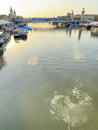 トライアスロン男子が延期　セーヌ川の水質悪化で　スタート地点は黄土色で水面には泡も、知らずに集まった観客はぼうぜん