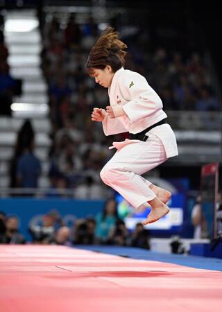 　女子63キロ級１回戦に臨む高市未来（共同）