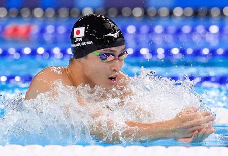 　男子２００メートル平泳ぎ予選で力泳する花車優（共同）