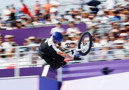 　男子ＢＭＸフリースタイル・パーク予選で演技する中村輪夢（共同）