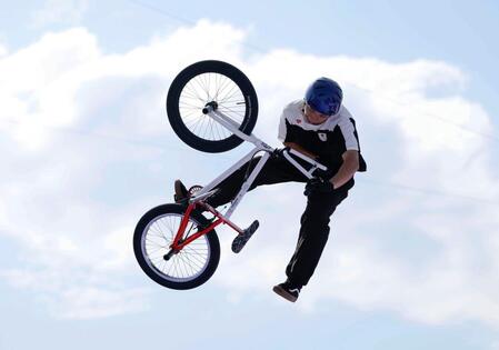 　男子ＢＭＸフリースタイル・パーク予選で演技する中村輪夢（共同）