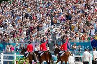 馬術の総合馬術団体で銅メダルを獲得した日本を祝福する大勢の観客＝パリ郊外（共同）