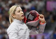 　女子サーブル個人３回戦で敗れた江村美咲（提供・共同通信社）