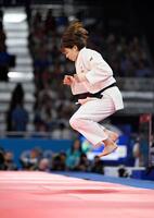 　女子63キロ級１回戦に臨む高市未来（共同）