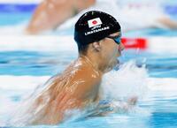 　男子２００メートル平泳ぎ予選で力泳する渡辺一平（共同）