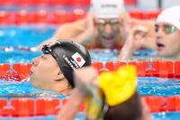 　男子２００メートル平泳ぎ予選でレースを終えた渡辺一平（共同）