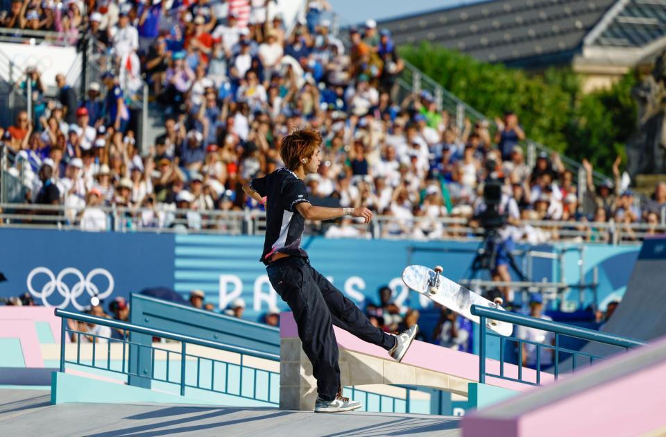 　５回目のベストトリックで技を決め、ボードを蹴って喜ぶ堀米雄斗。五輪２連覇を果たした（共同）