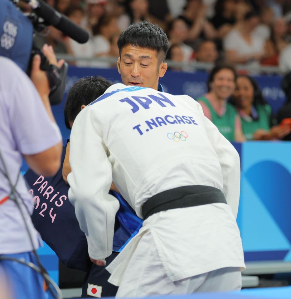 　試合で勝った後、畳から下りる際に階段を踏み外した永瀬貴規に、緑ビブスを来たテレビ局クルーも苦笑い（右奥）＝撮影・吉澤敬太