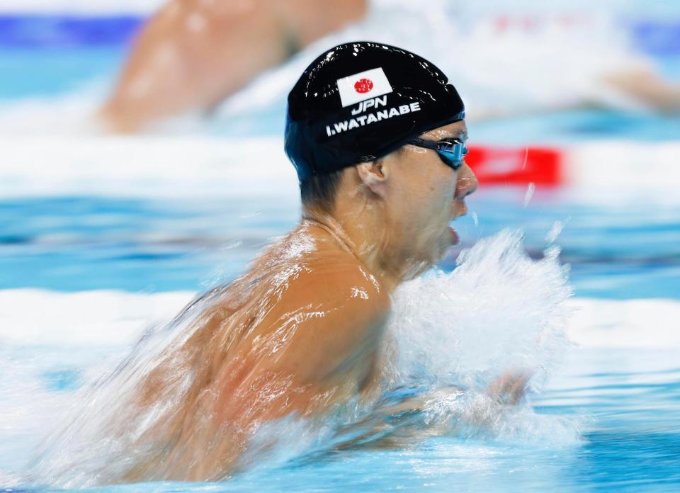 　男子２００メートル平泳ぎ予選で力泳する渡辺一平（共同）