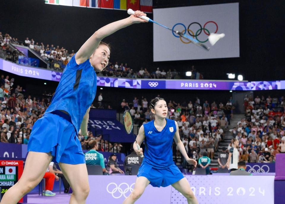 　女子ダブルス１次リーグで韓国ペアと対戦する志田千陽（右）、松山奈未組（共同）