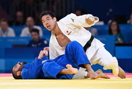 　パリ五輪柔道男子81キロ級決勝でジョージア選手（左）に勝利し、２連覇を果たした永瀬貴規