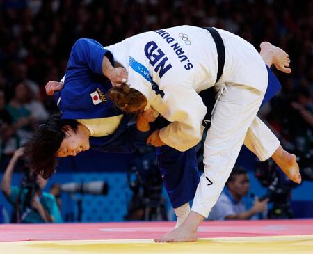 　女子70キロ級準々決勝でオランダ選手（右）を攻める新添左季（共同）