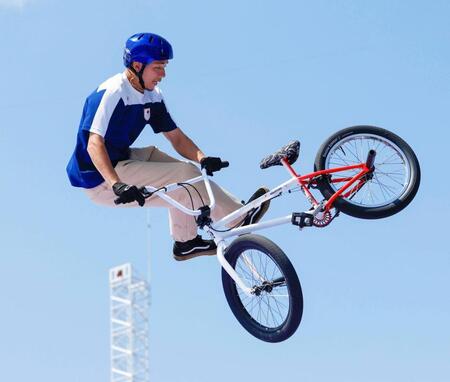 　男子ＢＭＸフリースタイル・パーク決勝で演技する中村輪夢（共同）