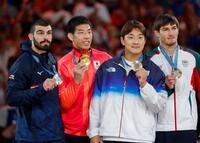 　五輪２連覇を果たし、表彰式で金メダルを手にする永瀬貴規（左から２人目）ら