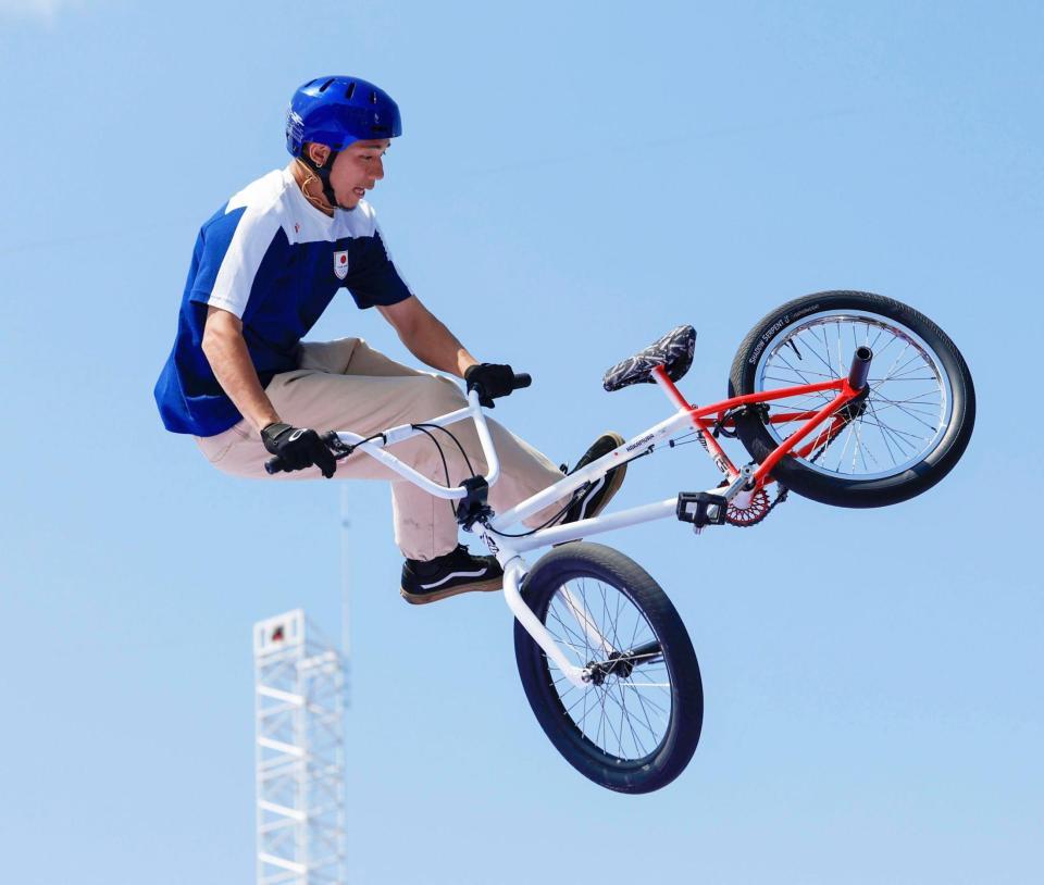 　男子ＢＭＸフリースタイル・パーク決勝で演技する中村輪夢（共同）