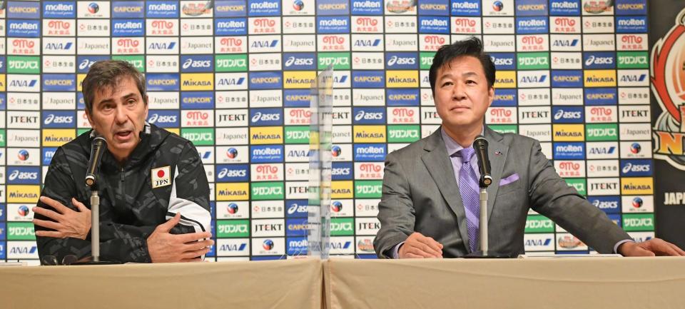 　バレー男子日本代表監督に就任したフィリップ・ブラン氏（左）と川合俊一会長（２２年５月撮影）