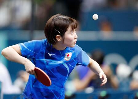 　女子シングルス３回戦でサーブを放つ平野美宇（共同）