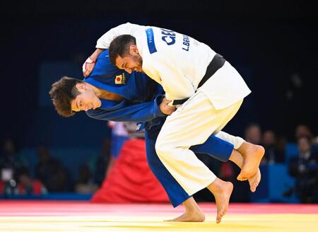 　男子90キロ級決勝でジョージア選手（右）と対戦する村尾三四郎（共同）