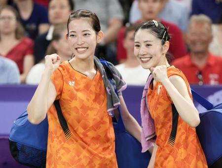 　女子ダブルス準々決勝で勝利し、笑顔の志田千陽（右）、松山奈未組＝パリ（共同）