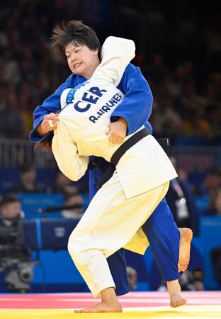 　女子78キロ級準々決勝のドイツ選手と対戦する高山莉加（共同）