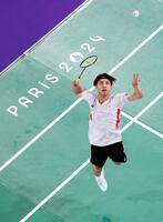 　男子シングルス１回戦で台湾選手と対戦する奈良岡功大（共同）