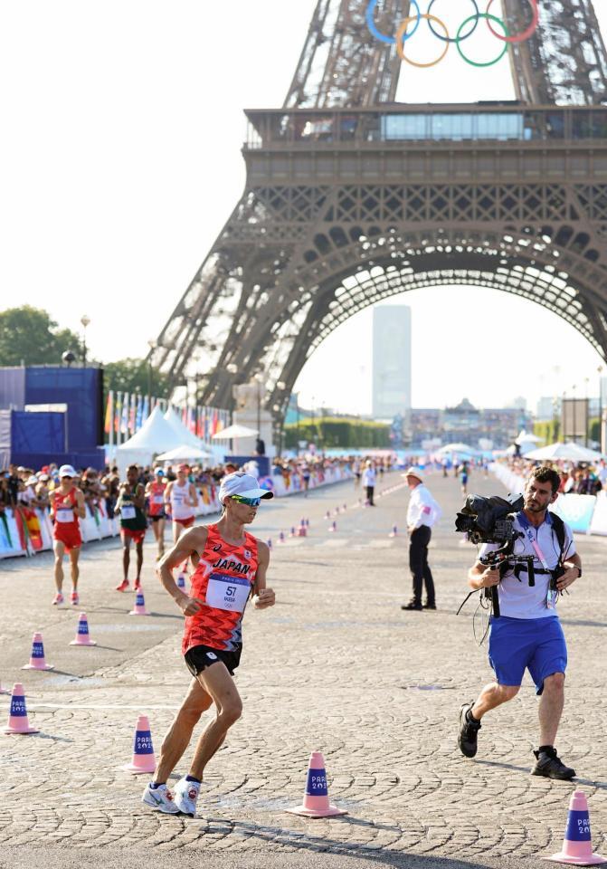 レースする池田向希。奥はエッフェル塔