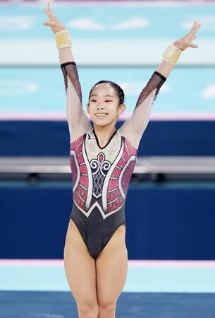 　女子個人総合決勝　床運動の演技を終え笑顔の中村遥香＝パリ（共同）