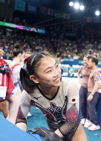 　女子個人総合決勝を終えた岸里奈＝パリ（共同）