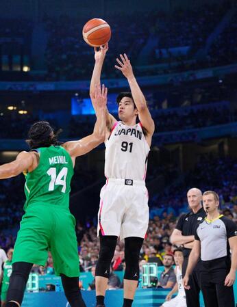 　第１クオーター、３点シュートを決める吉井