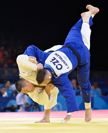 　男子１００キロ超級２回戦でチェコ選手に一本勝ちする斉藤立（共同）