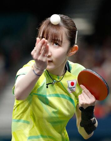 　女子シングルス準決勝でサーブを放つ早田ひな（共同）