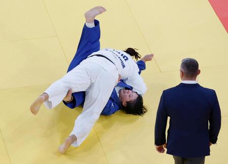 　女子78キロ超級準々決勝、トルコ選手に抑え込まれる素根輝（共同）