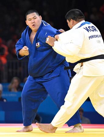 　男子１００キロ超級準決勝で韓国選手と対戦する斉藤立（共同）