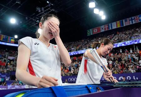 　女子ダブルス準決勝で中国ペアに敗れた志田千陽（左）、松山奈未組（共同）