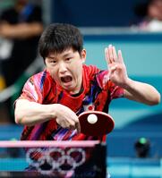 　男子シングルス準々決勝で中国選手と対戦する張本智和（共同）