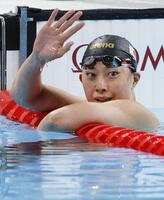 　女子２００メートル平泳ぎで４位に入り、手を振る鈴木聡美＝パリ郊外（共同）