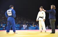 　女子78キロ級準々決勝　ドイツ選手に指導３の反則負けを喫した高山莉加（左）＝共同