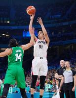 　第１クオーター、３点シュートを決める吉井