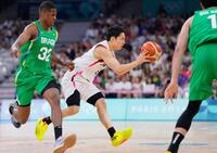 　第１クオーター、パスを出す河村