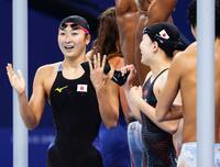 　混合４００メートルメドレーリレーで決勝進出を決め、喜ぶ池江璃花子（左）ら