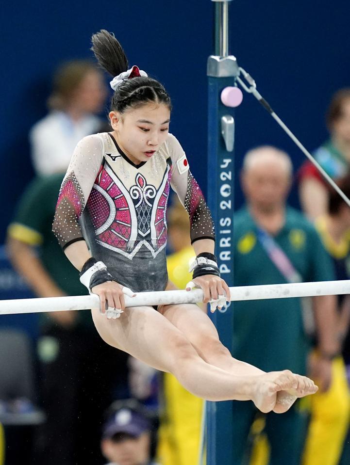 　女子個人総合決勝　岸里奈の段違い平行棒＝パリ（共同）