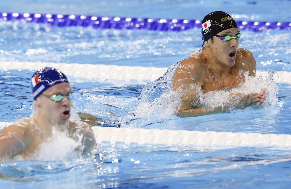 　男子２００メートル個人メドレー準決勝　平泳ぎで力泳する瀬戸大也。左はレオン・マルシャン＝パリ郊外（共同）