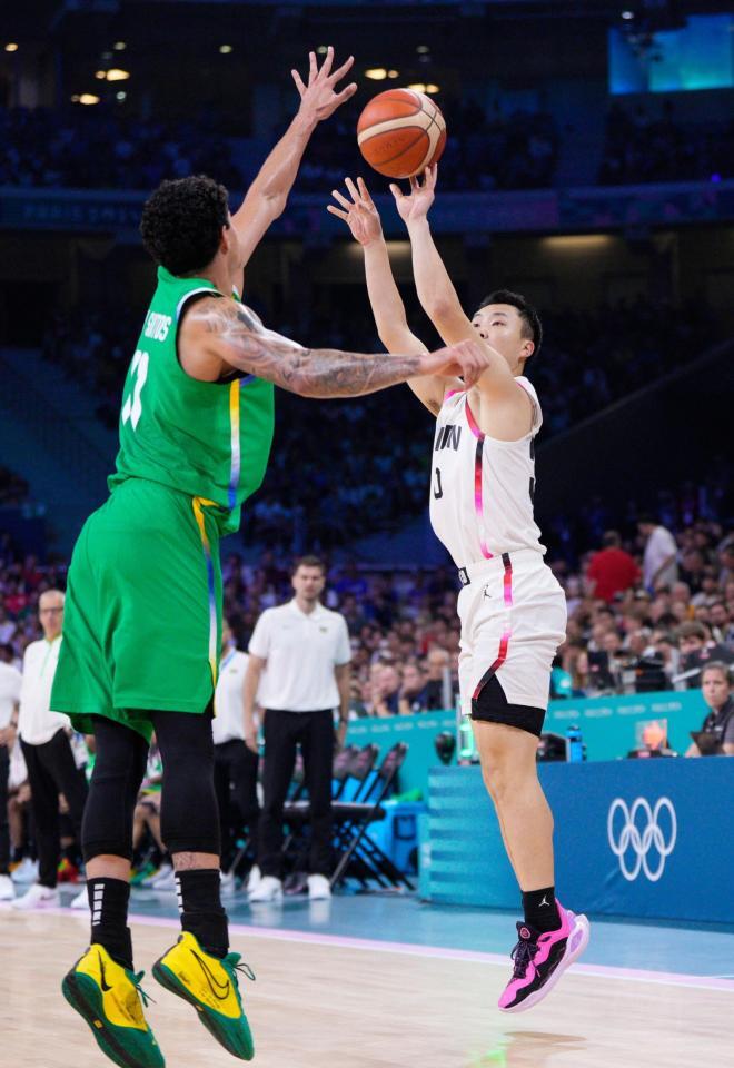 　第１クオーター、シュートを放つ富永