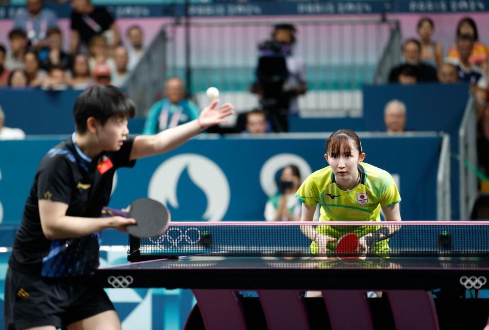 　女子シングルス準決勝、中国の孫穎莎（左）と対戦する早田ひな（共同）