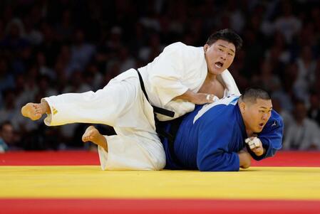 　男子１００キロ超級準決勝で韓国選手（上）に一本負けした斉藤立（共同）