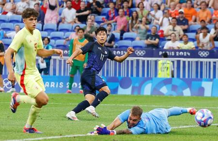 　後半、ゴールを狙う細谷（中央）。ＧＫテナス（共同）