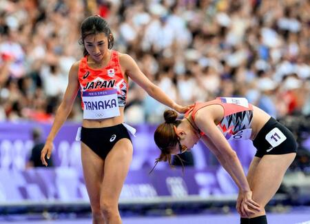 　女子５０００メートル予選のレースを終えた１組９着の田中希実（左）と同組１７着の山本有真（提供＝共同通信社）