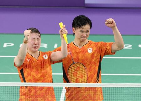 　３位決定戦で勝利し、ガッツポーズの渡辺勇大（左）と東野有紗のペア（撮影・中田匡峻）